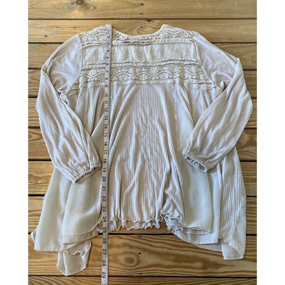 Gimmicks Flower Lace Detail Top Size Small Women’s Cream - Picture 6 of 8